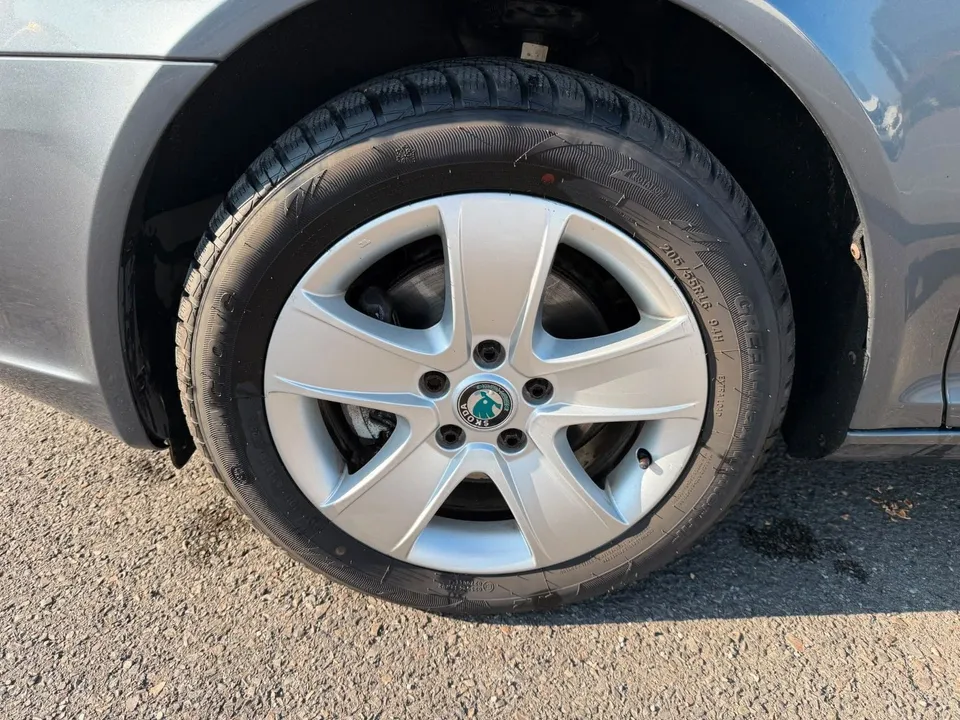 Skoda Octavia Combi Elegance*Klimatronic*PDC*Xenon* – Foto 8