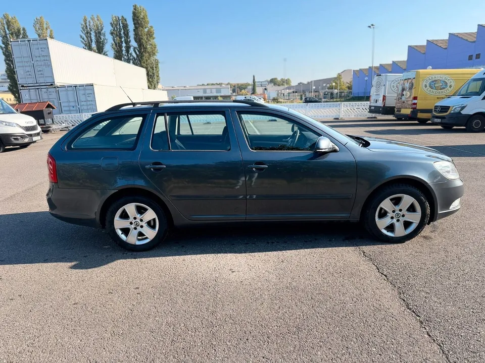 Skoda Octavia Combi Elegance*Klimatronic*PDC*Xenon* – Foto 4